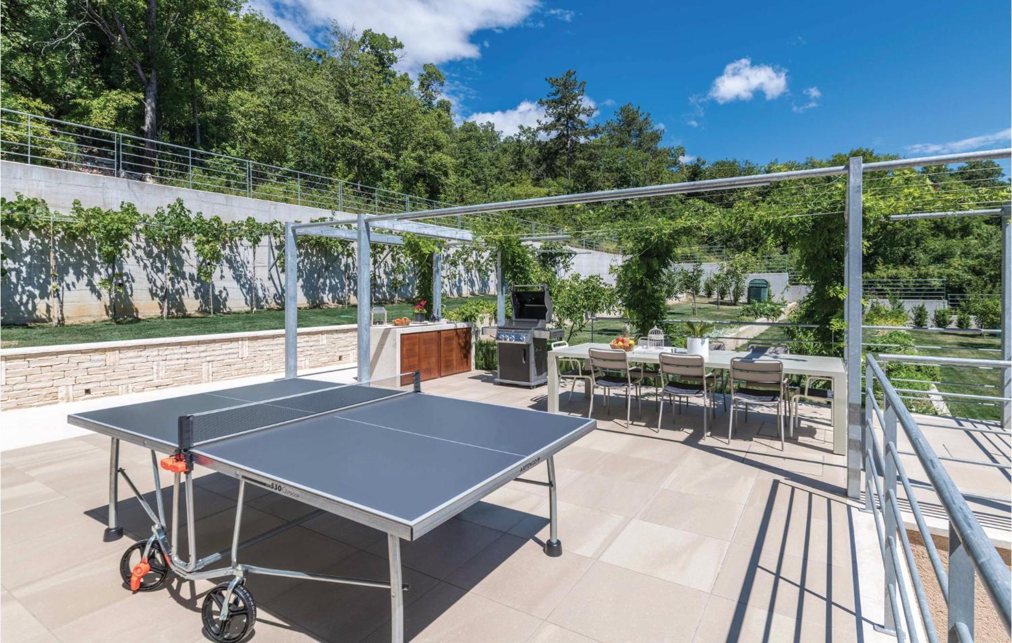 Nice Apartment In Plomin With Jacuzzi Eksteriør billede